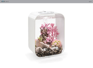 biOrb LIFE 15 l. i hvid. Dekoreret med koralrev i lyserød, lyserøde koraller, og holdt i hvid grøn og lyserød tilbehør. 72049 72052