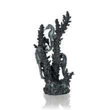 Indlæs billede til gallerivisning biOrb Søheste på koral ornament. MEDIUM. skabt af Samuel Baker. Dimension: (LxBxH i mm) 135x130x268. 55062