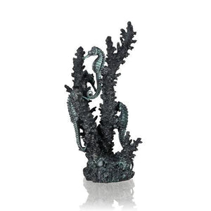 biOrb Søheste på koral ornament. MEDIUM. skabt af Samuel Baker. Dimension: (LxBxH i mm) 135x130x268. 55062