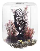Indlæs billede til gallerivisning biOrb LIFE 45 l. i hvid. Dekoreret med viftekoral i sort, mørkerøde koraller og havlilje, gule søstjerner og sorte pyntesten. 72057