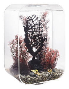 biOrb LIFE 45 l. i hvid. Dekoreret med viftekoral i sort, mørkerøde koraller og havlilje, gule søstjerner og sorte pyntesten. 72057